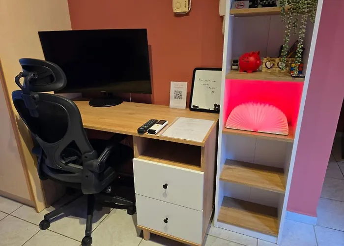 The Red Studio - Castle View